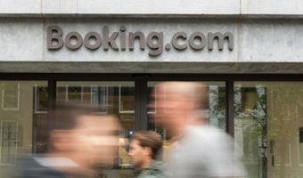 Booking.com stapt in taxibranche