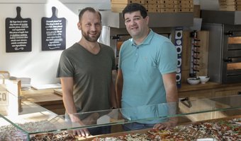 Herman Hell en Hugo Kruijssen nemen vestigingen SUGO Pizza over