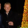Dirk Kuijt ontsteekt verlichting kerstboom Grand Hotel Huis ter Duin