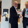 René Eijsink neemt gepersonaliseerd boek in ontvangst