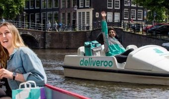 Deliveroo bezorgt maaltijden met waterfiets