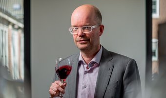 Waarom toch die lange wijnverhalen aan tafel?