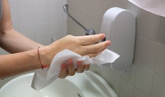 Papieren handdoeken in toiletten om de hoogste hygiënenormen te handhaven