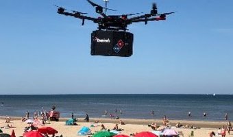 Domino’s test pizzabezorging met drone op het strand van Zandvoort