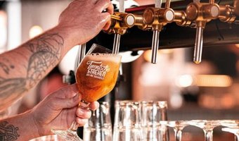 Twentsche Foodhal presenteert eigen bier met spetterend optreden