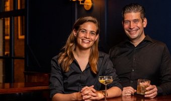 Tess Posthumus en Timo Janse openen cocktailbar Dutch Courage