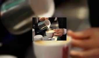 Gastheer en sfeerbepaler met koffie