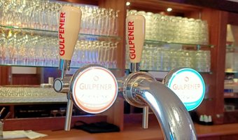 Creatief: caféondernemer verkoopt biervoorraad in plastic flessen