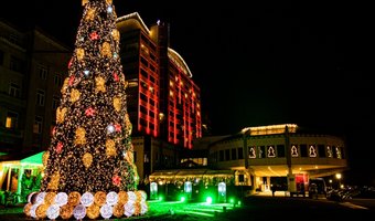 Kerstboom van Grand Hotel Huis ter Duin ook dit jaar fier overeind