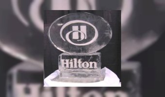 Blackstone schrijft investering Hilton voor de helft af