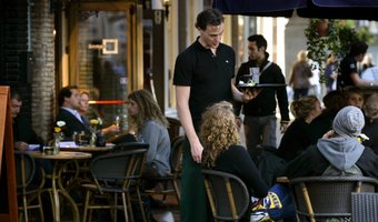 Personeelstekort leidt tot hogere lonen in de horeca