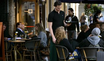 Personeelstekort leidt tot hogere lonen in de horeca