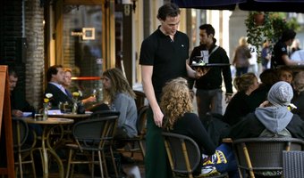 Personeelstekort leidt tot hogere lonen in de horeca