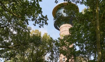 Oude watertoren in Castricum omgebouwd tot  hotelkamer