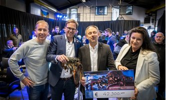 De eerste Oosterscheldekreeft sinds twee jaar weer feestelijk boven water gehaald