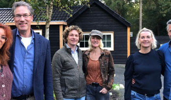 13 mei gaat Bed & Breakfast naar Noord-Holland, een kapelletje & boomhut en een sprookjesbos