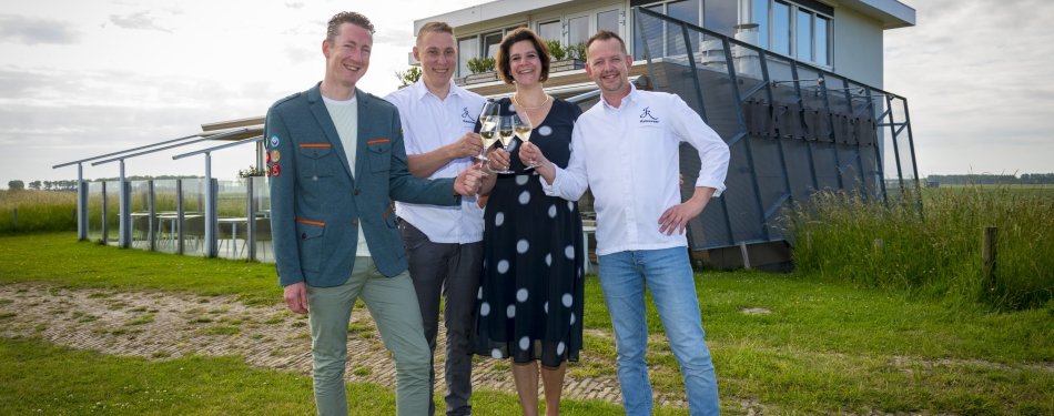 Jessica en Rutger van der Weel dragen restaurant Katseveer over