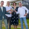 Jessica en Rutger van der Weel dragen restaurant Katseveer over