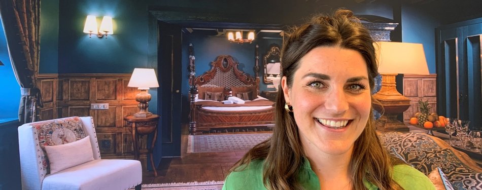 Dagvoorzitter Sander Schimmelpenninck interviewt Elsbeth van Eekeren (Booking.com) tijdens HotelSummit 2022