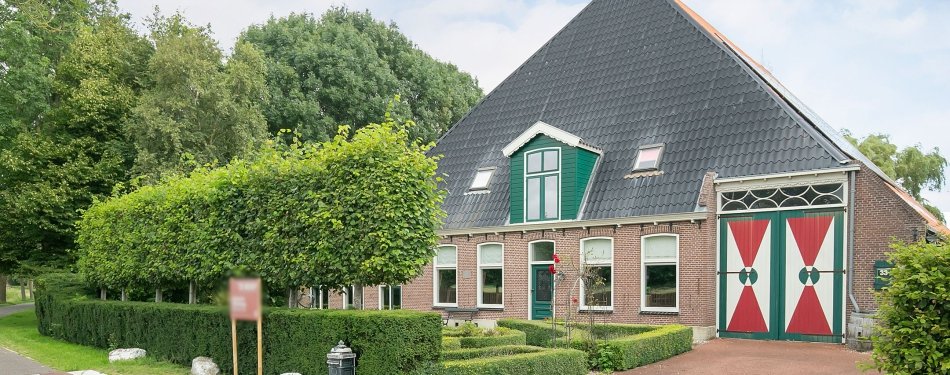 B&B te koop: Woonboerderij aan het water met zwembad en sauna