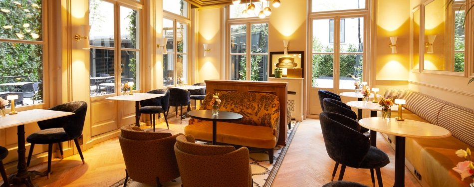 Renovatie Hotel 717 Amsterdam:  Steigers aan de gracht en een puinschuit voor het bouwafval