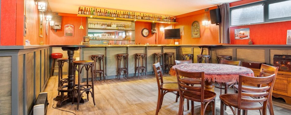 B&B te koop: Villa met sauna, wijnkelder en een eigen bruin café