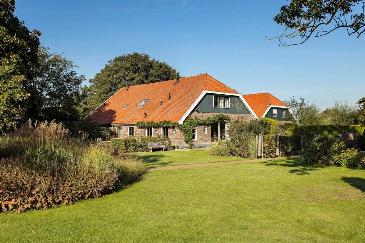 B&B te koop: Een karakteristieke halfvrijstaande woonboerderij