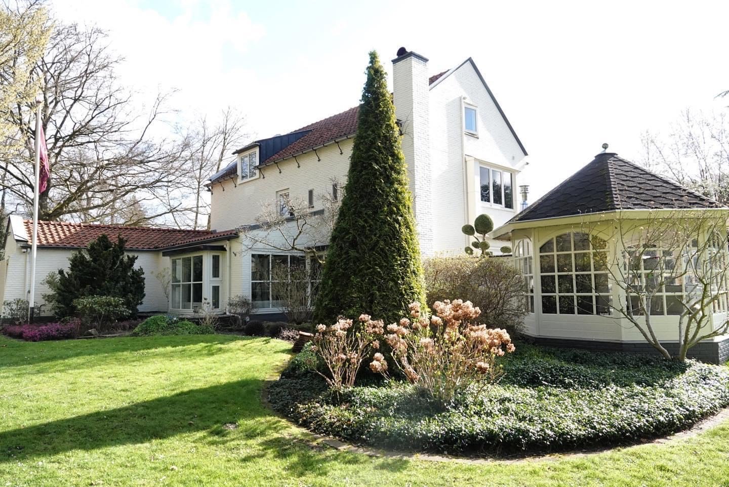 B&B te koop: Villa in bosrijke omgeving met sauna en zwembad