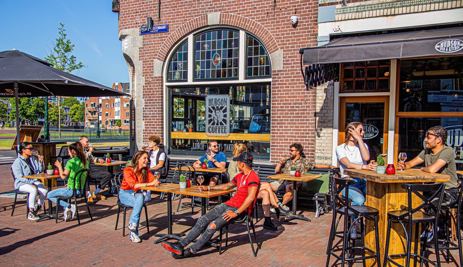 ING: "Door groot personeelstekort horeca straks geen drankje meer op terras"