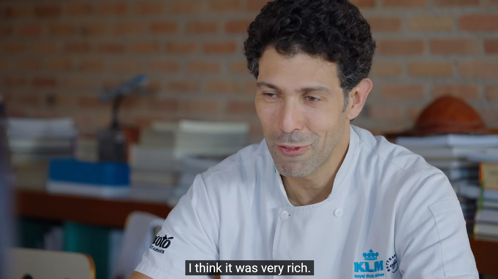 KLM-passagiers ontmoeten chef-kok Rodrigo Oliveira aan boord tijdens vlucht naar Amsterdam