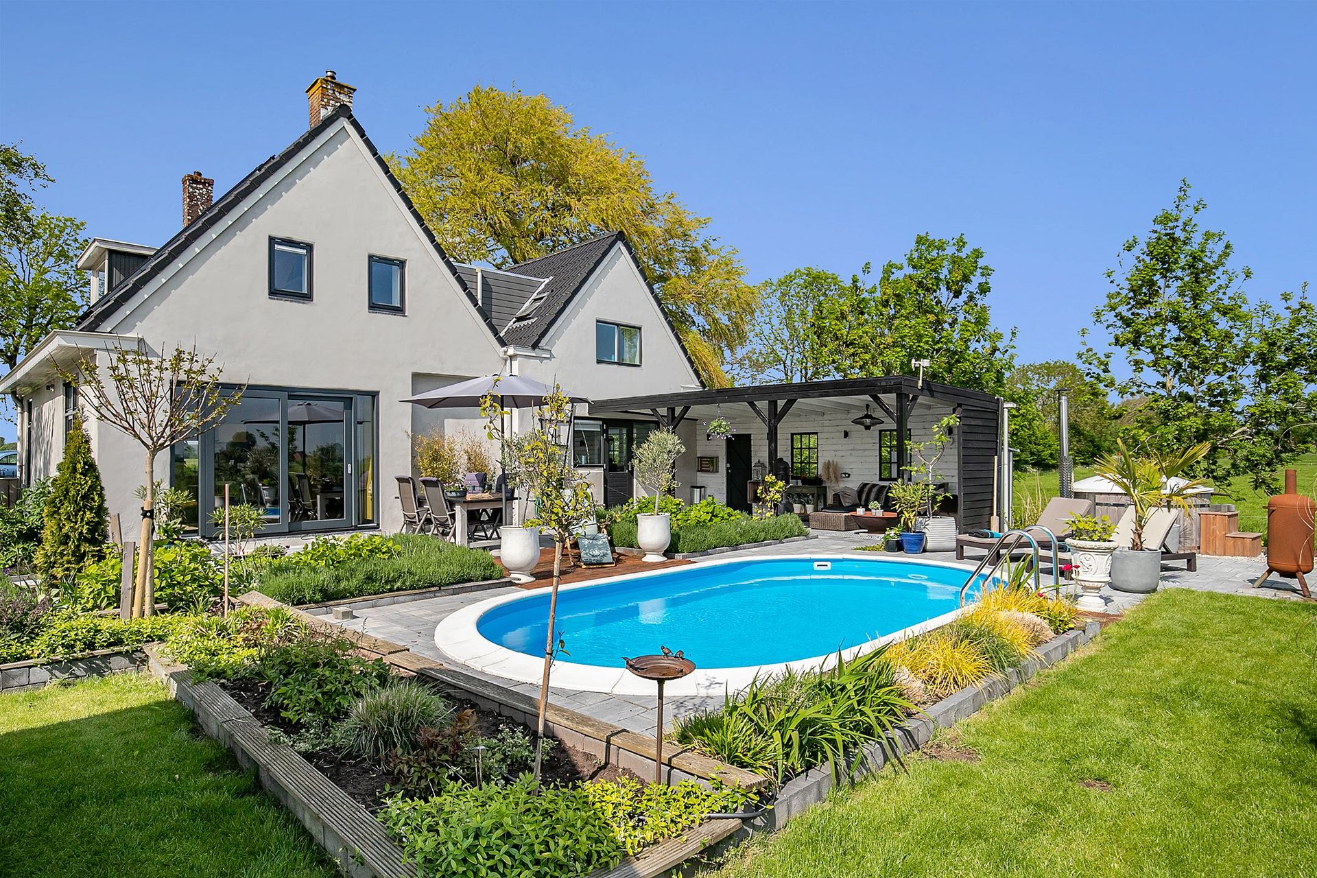 B&B te koop: Vrijstaand woonhuis met zwembad op perceel van 1465 m²