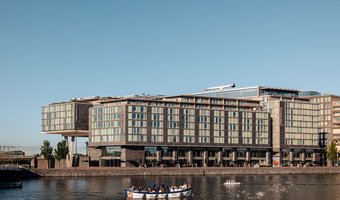 Amsterdams hotel maakt lokaal impact met aanbieden hotelkamers aan economische daklozen