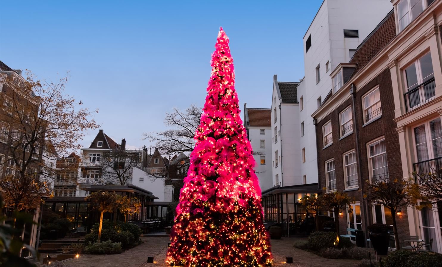 Roksanda ontwerpt deze kerstboom voor Pulitzer Amsterdam