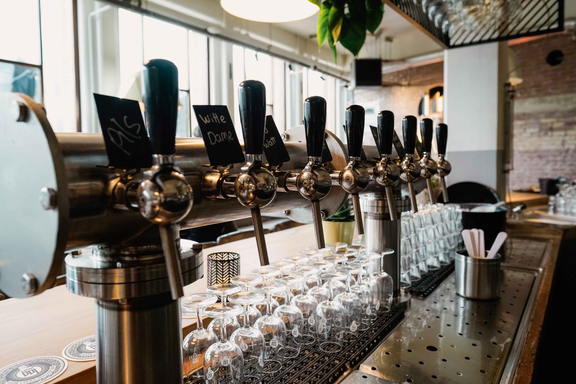 Nederlandse Brouwers signaleert teruggelopen bierverkoop en doet oproep aan overheid