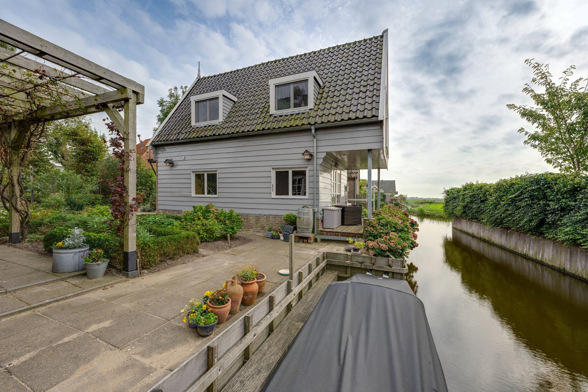 B&B te koop: Woonhuis en B&B met aanlegsteiger in de tuin