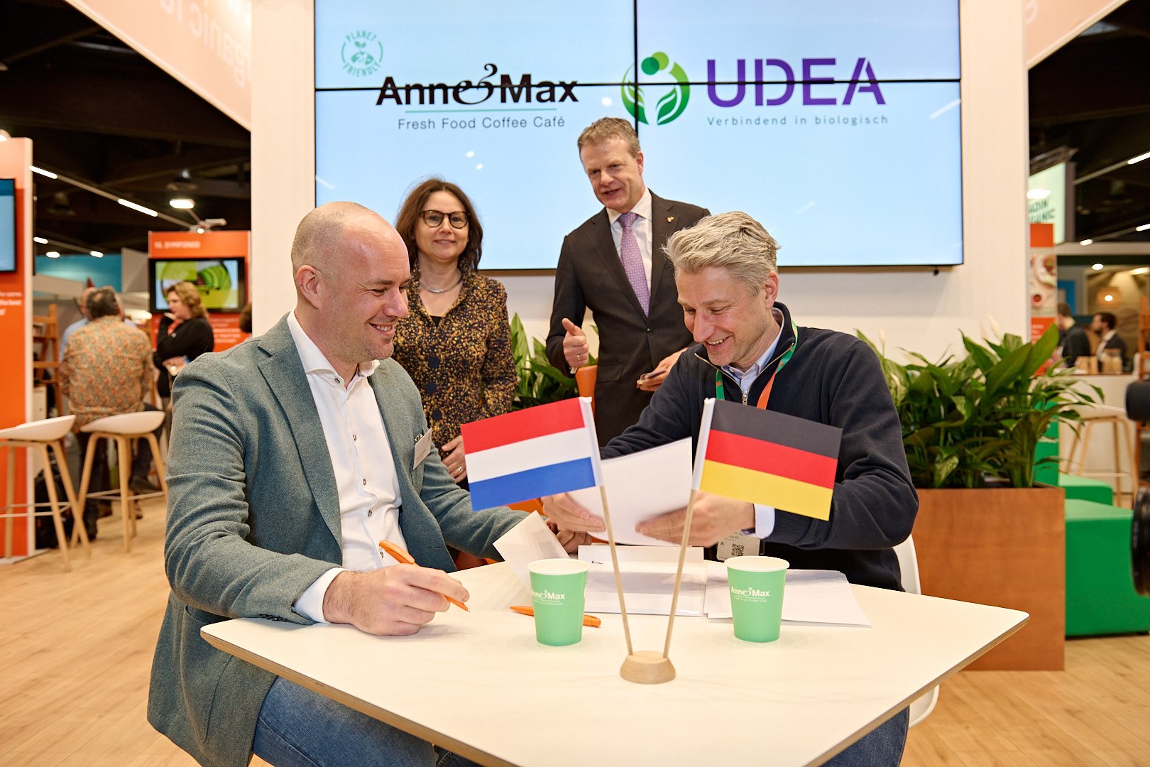 Anne&Max stapt als eerste landelijke koffieketen over naar biologische groothandel Udea