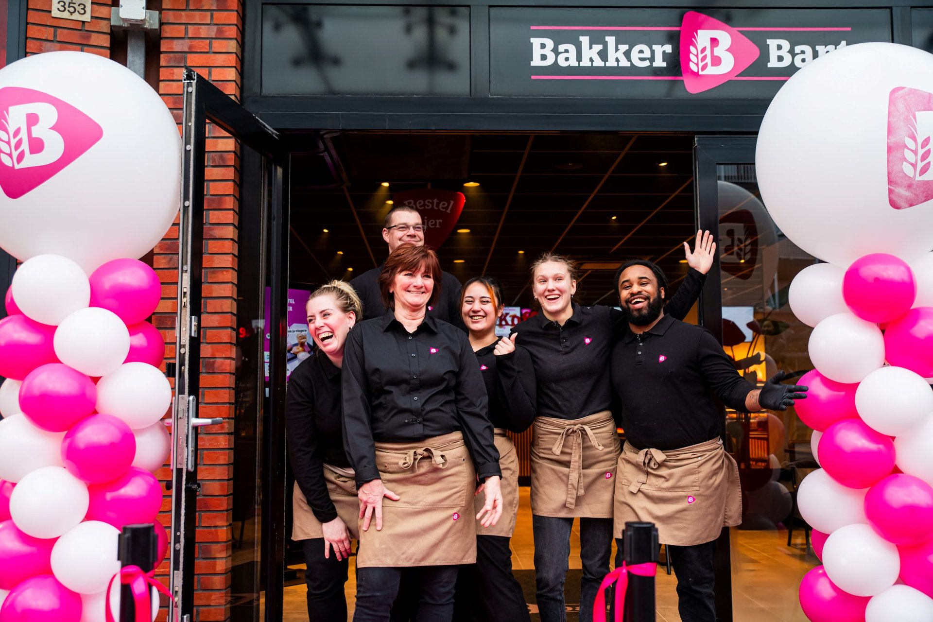 Vernieuwde Bakker Bart in Alkmaar heropent met bestelzuilen