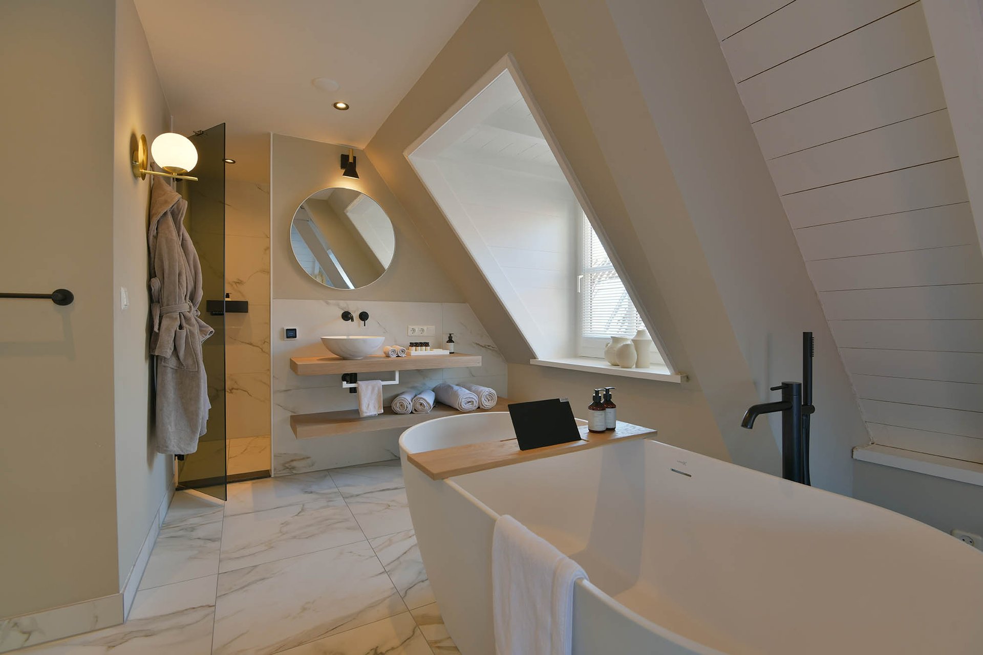 Ontdek de badkamertrends van LoooX en Easy Drain op de Independent Hotel Show