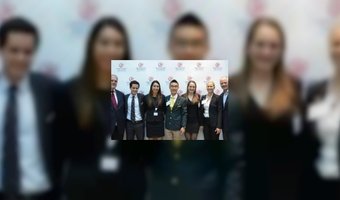 Studenten hotelschool werken met CEOs