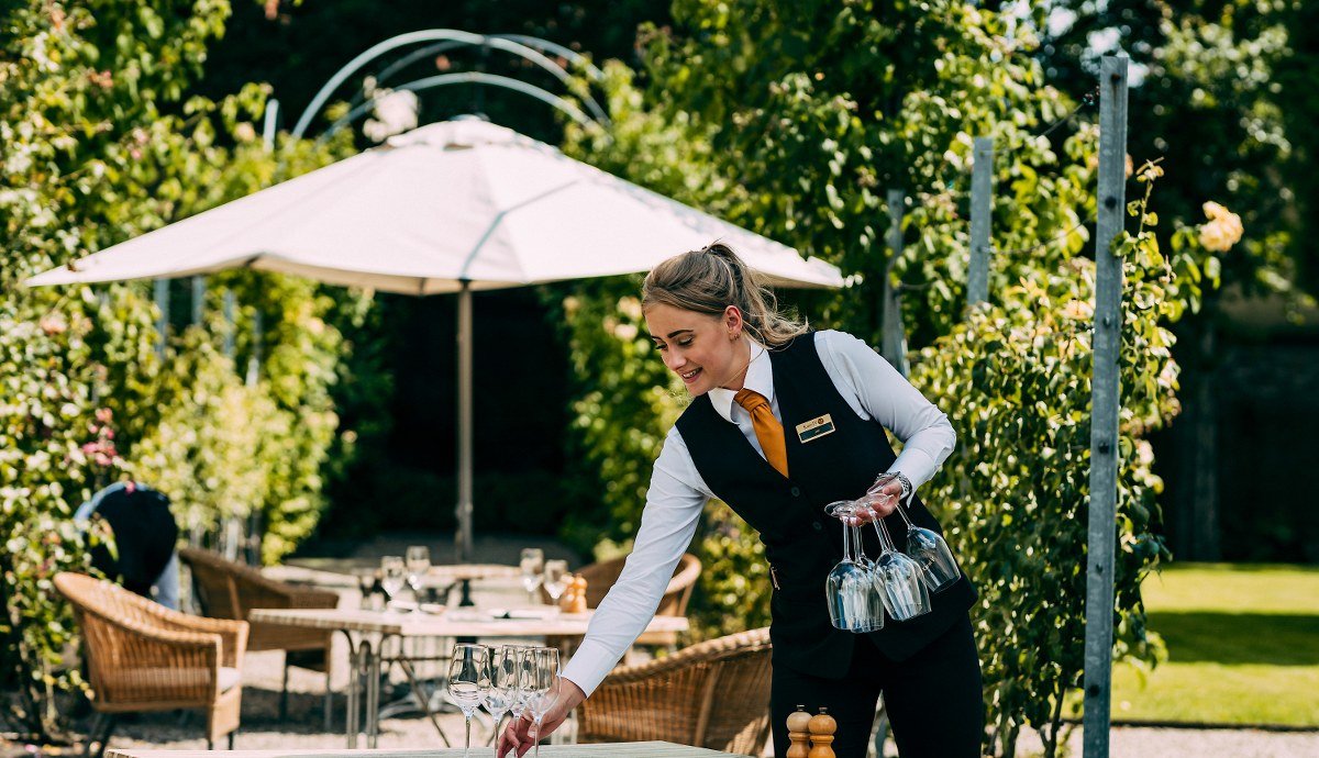 La Vie en Rosé: unieke zomerse wijn-spijslunch in binnentuin Grand Hotel Karel V
