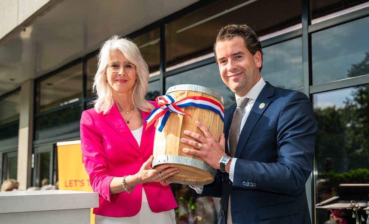 Mona Keijzer ontvangt eerste ‘haringvaasje’ bij Leonardo Royal Hotel Den Haag Promenade