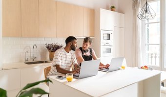 Onderzoek Booking.com legt reisuitdagingen bloot voor de LHBTI+ gemeenschap
