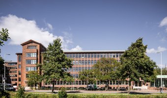 De Plesman: nieuw hotel met ruim 100 kamers opent in voormalig KLM hoofdkantoor