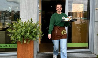 Jonge onderneemster Jnana Vos heropent Bagels & Beans Veemkade