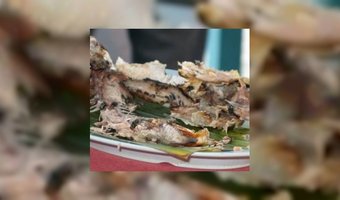 Bejaarde vindt eten vies en slaat erop los