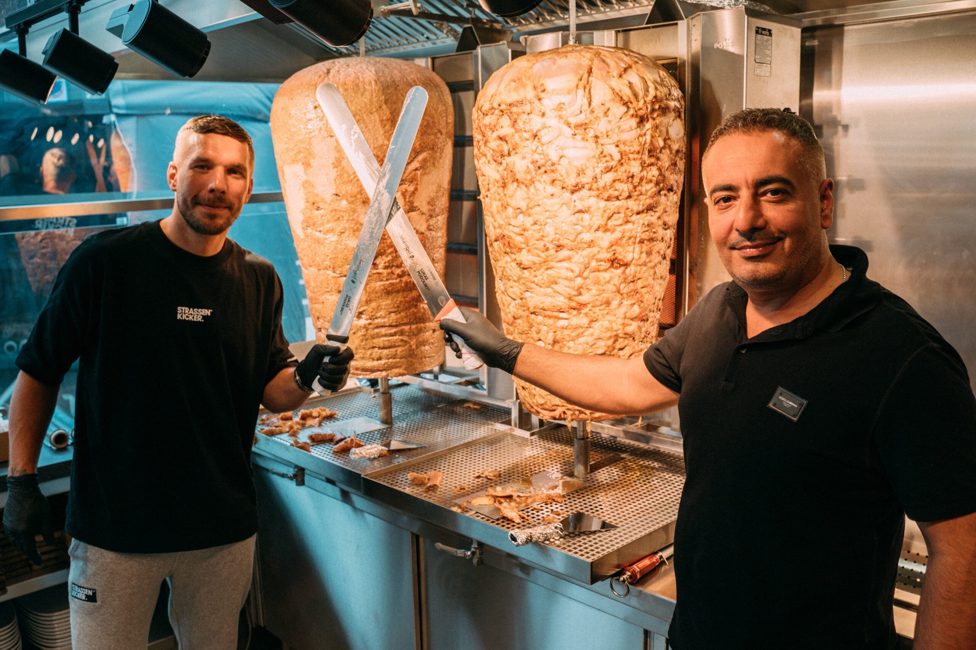 Wereldkampioen Lukas Podolski opent drie nieuwe vestigingen van döner-concept