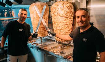 Wereldkampioen Lukas Podolski opent drie nieuwe vestigingen van döner-concept