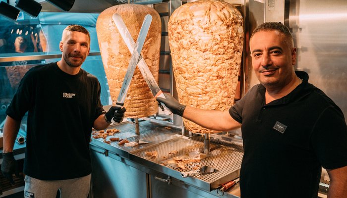 Wereldkampioen Lukas Podolski opent drie nieuwe vestigingen van döner-concept