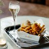 Sergio Herman introduceert porseleinen bakje tijdens jubileum Frites Atelier