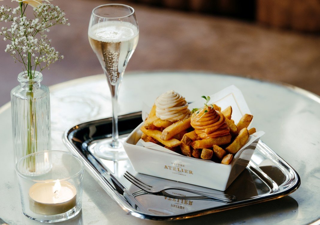 Sergio Herman introduceert porseleinen bakje tijdens jubileum Frites Atelier